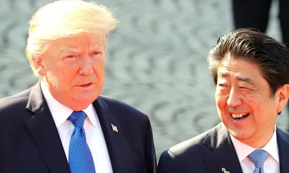 Ιαπωνία: Διαδηλωτές με σημαίες και πανό διαδηλώνουν υπέρ του Τραμπ